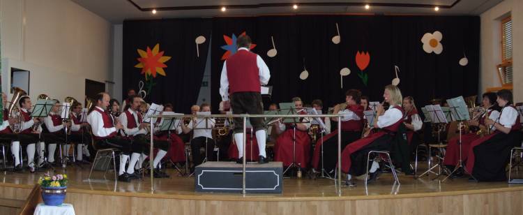 Musikkapelle auf der B&uuml;hne beim Fr&uuml;hjahrskonzert 09
