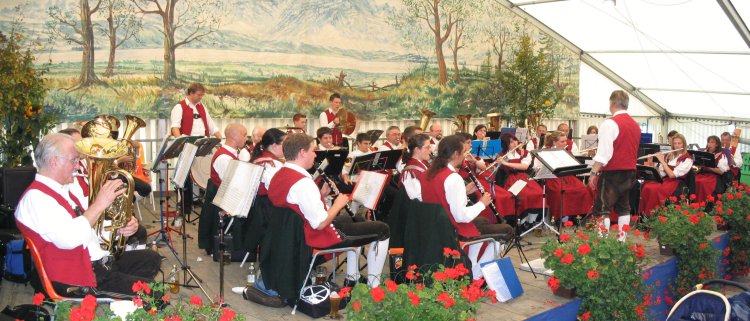 Musikkapelle auf der B&uuml;hne beim Schlachtfest in Stetten